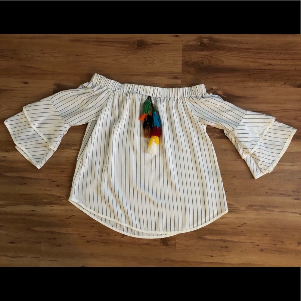❤️❤️Off the shoulder boutique top Size Medium